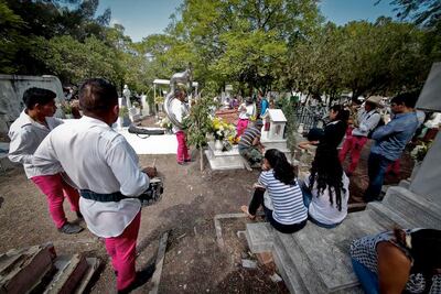 Refuerzan medidas en los cementerios
