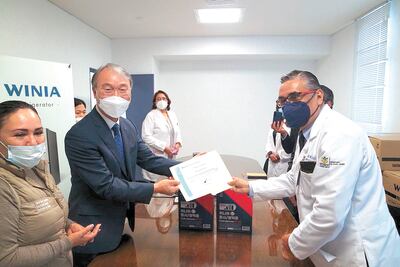 Donan cubrebocas al Hospital General de Querétaro