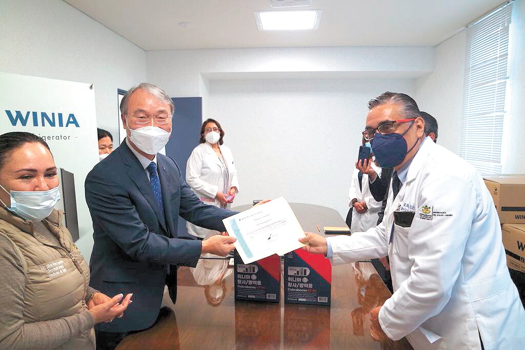 Donan cubrebocas al Hospital General de Querétaro