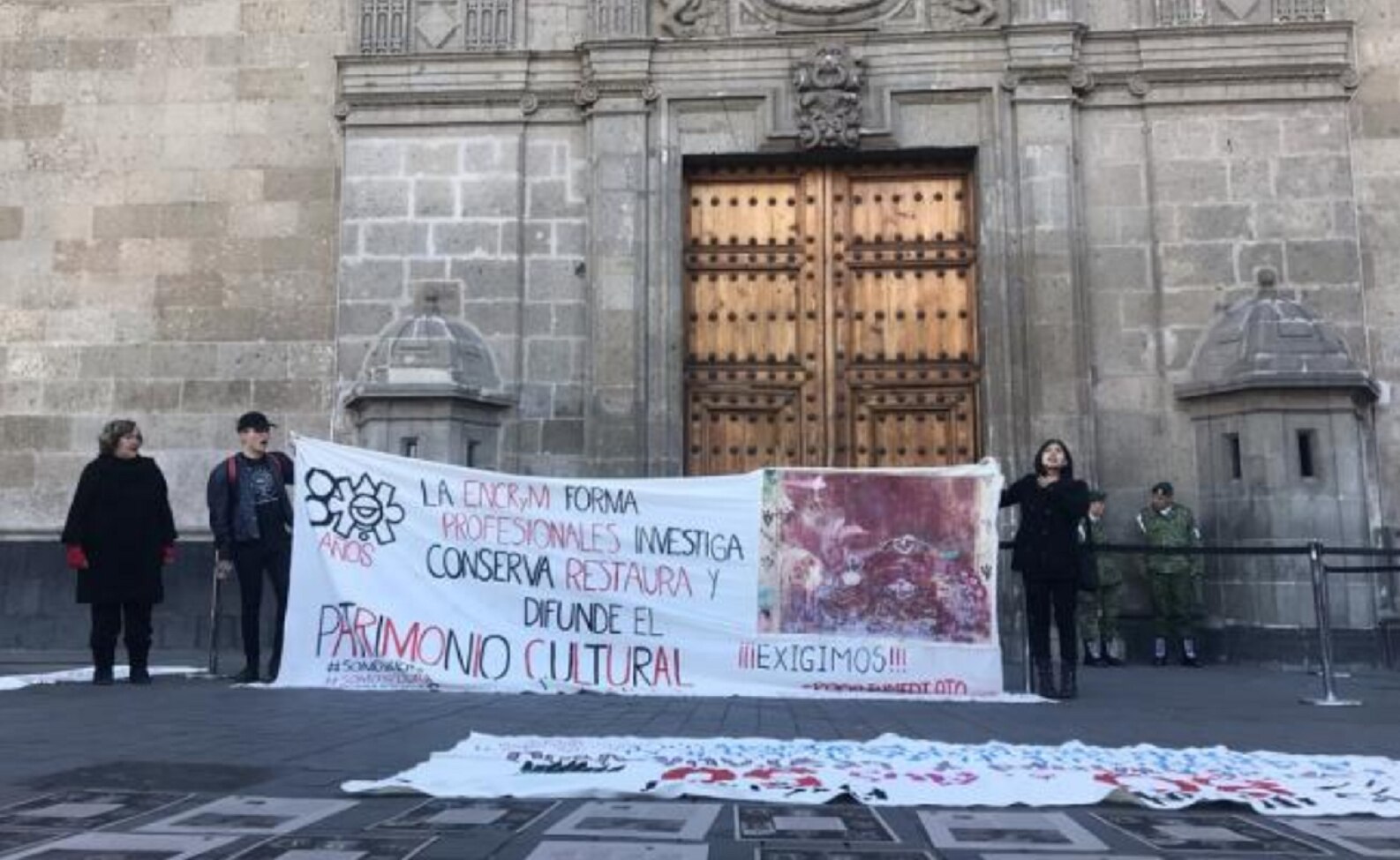 “Plazas sí, despidos no”, piden trabajadores y estudiantes del INAH en Palacio Nacional
