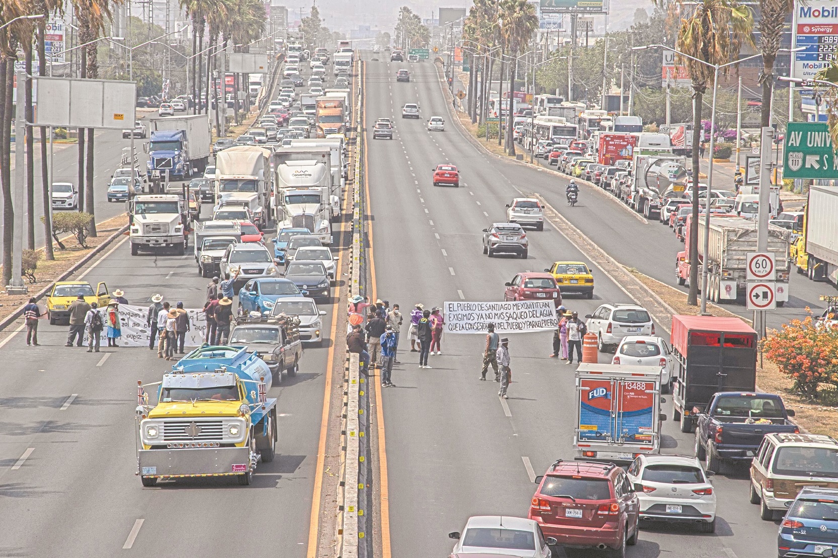 Cierran Avenida 5 de febrero para exigir agua