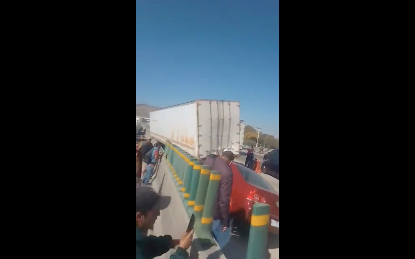 Caos en la autopista México-Querétaro, debido al choque de tráileres