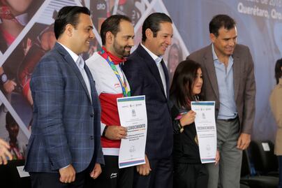 "Deportistas, orgullo y ejemplo para Querétaro": Domínguez Servién
