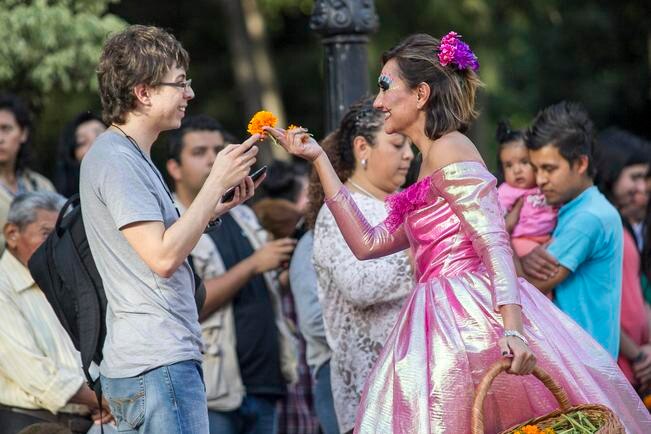 Una de las calacas que se presentaron en el desfile hacía referencia a las princesas de los cuentos, quien convivió con los pequeños y se llevó los aplausos cuando regaló las flores de cempasúchil que llevaba en una cesta. (FOTO: DEMIAN CHÁVEZ)