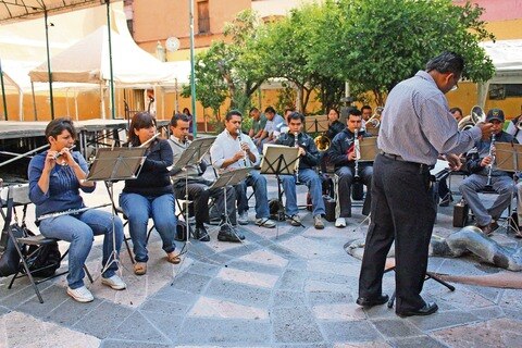 Banda estatal hace bailar a turistas