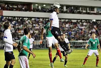 Gallos Blancos exhibe al Tri