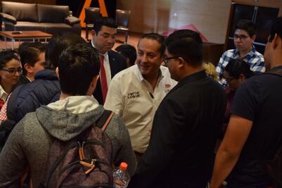 Ernesto Luque se reúne con estudiantes de la Universidad Anáhuac