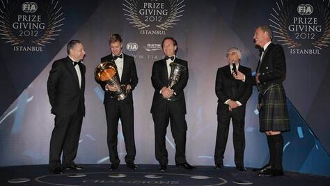 Vettel y Alonso levantan sus trofeos