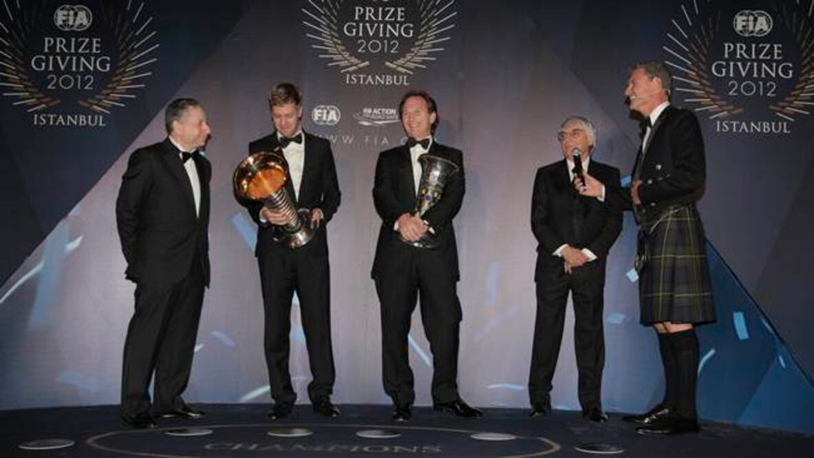 Vettel y Alonso levantan sus trofeos