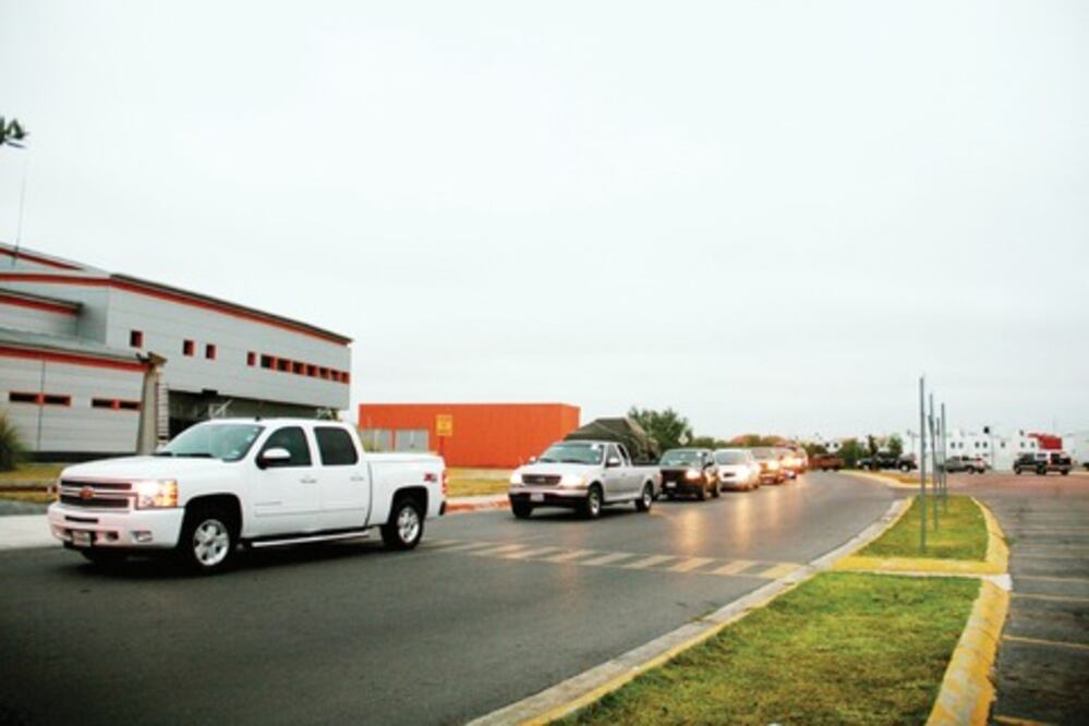 Regresan migrantes en caravana hacia EU