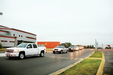 Regresan migrantes en caravana hacia EU