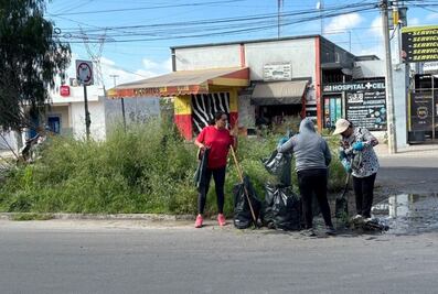 Vecinos limpian rejillas en colonia Loarca para prevenir inundaciones en sus casas