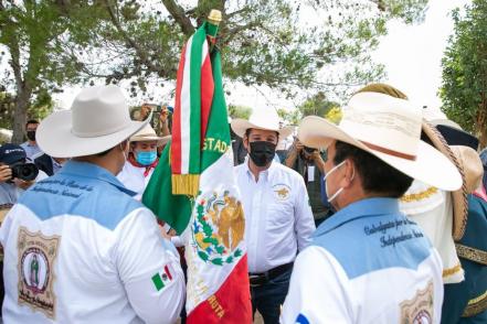 Gobernadores de Querétaro y Guanajuato encabezan cabalgata en la Independencia