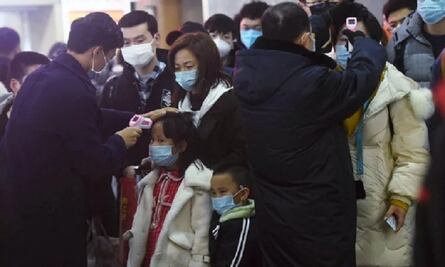 China busca frenar coronavirus; cierra 2 ciudades y cancela celebración de Año Nuevo en Pekín