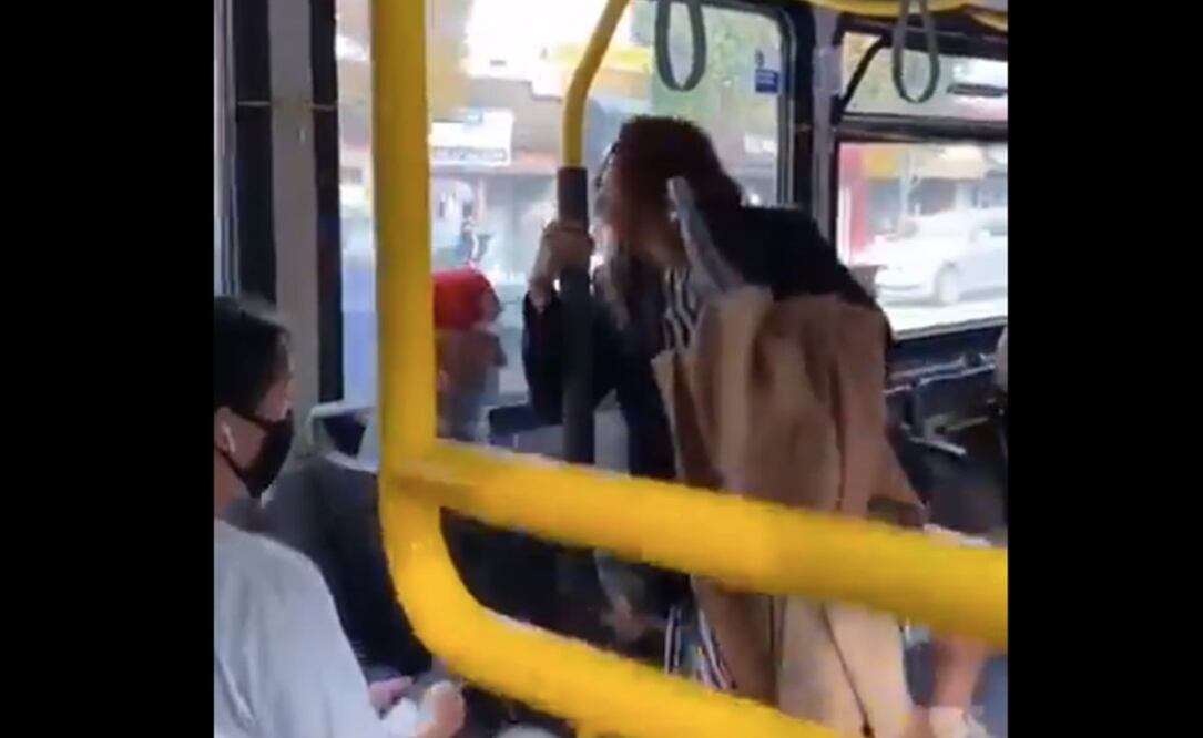 Avientan a mujer de autobús en Canadá tras escupir en la cara a pasajero