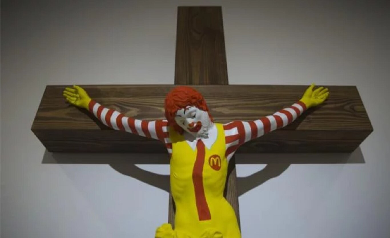 Escultura con un payaso McDonald crucificado genera protestas