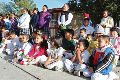 Llaman a abrigar a niños por frío