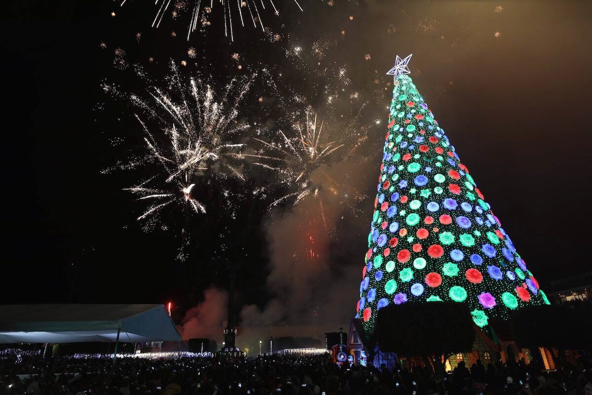 Encienden en San Juan del Río árbol navideño de 30 metros