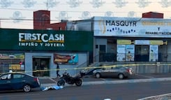 Adulto mayor muere atropellado al salir un vehículo en reversa de un comercio en Paseo Constitución