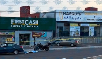 Adulto mayor muere atropellado al salir un vehículo en reversa de un comercio en Paseo Constitución