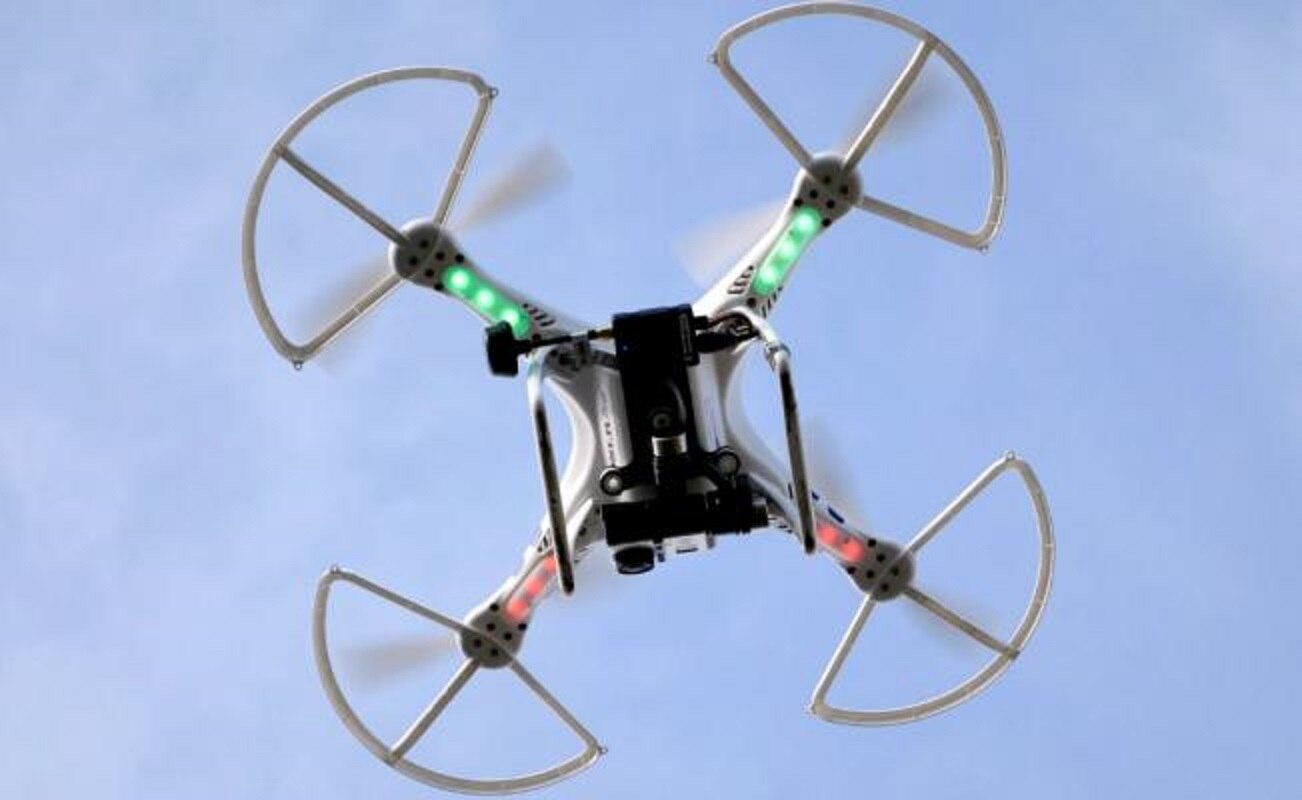 Este dron está equipado con una cámara, que almacena imágenes en una tarjeta SD