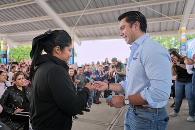 Felifer Macías entrega tarjetas de apoyo económico “El Extra” en Josefa Vergara y Hernández
