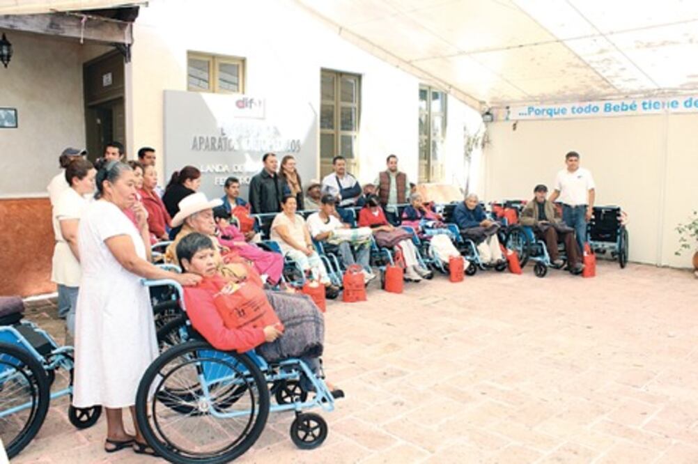 Ayudan a adultos con sillas de rueda