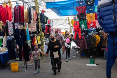 Comerciantes pagan mordidas para cerrar más tarde ante Covid 