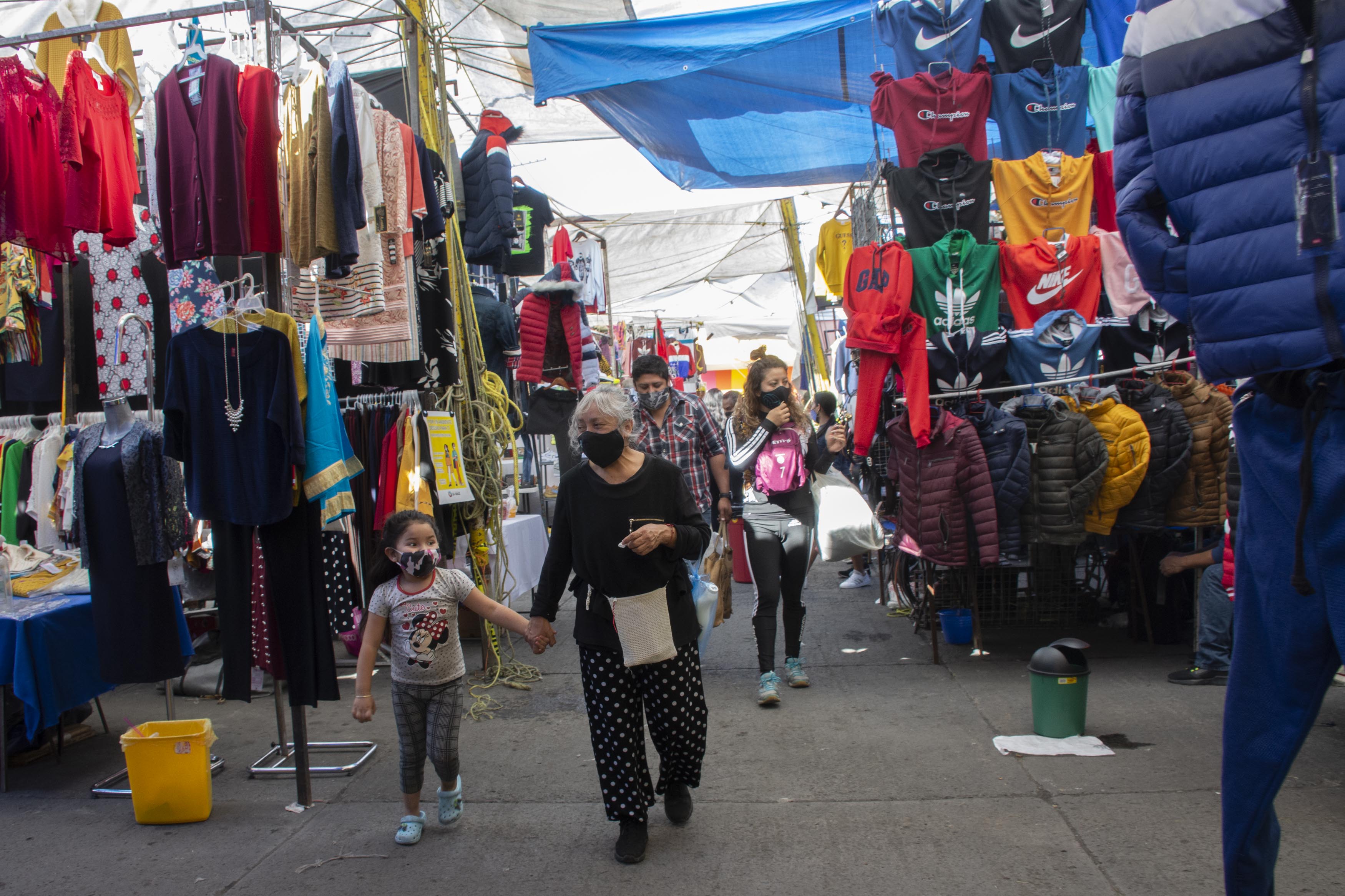Comerciantes pagan mordidas para cerrar más tarde ante Covid