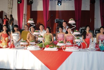 Reciben quinceañeras fiesta por parte del PRI