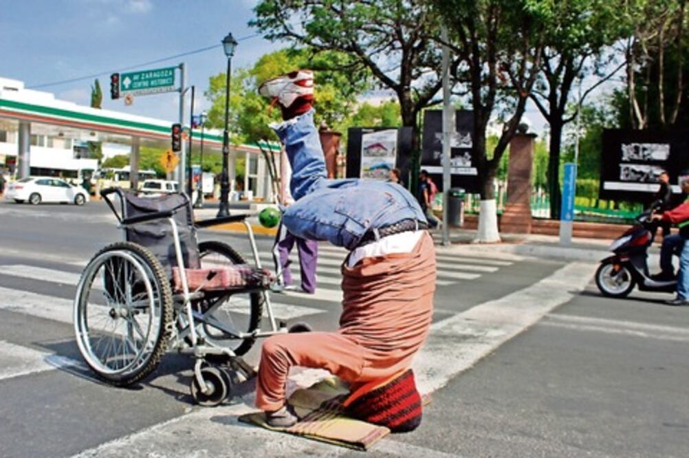 Hacen malabares en la calle para ganar dinero