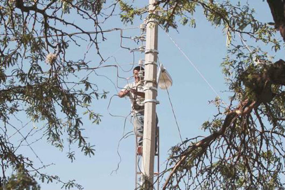 Llega luz a comunidades