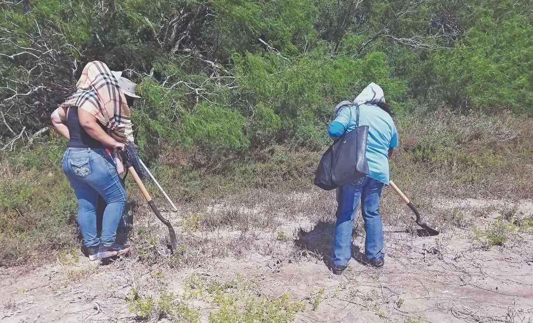 Mujeres del colectivo 10 de Marzo durante una jornada de búsqueda en La Bartolina, en agosto de 2021. Aquí se han recuperado más de 500 kilos de restos óseos. Foto: de SANDRA TOVAR. EL UNIVERSAL
