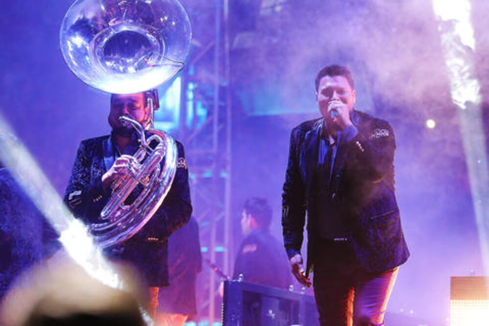Banda MS enciende la Plaza Santa María