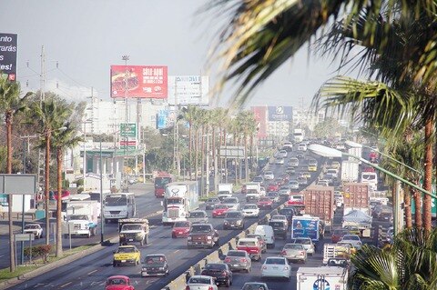 Limpian  la ciudad de pendones: Sedesu