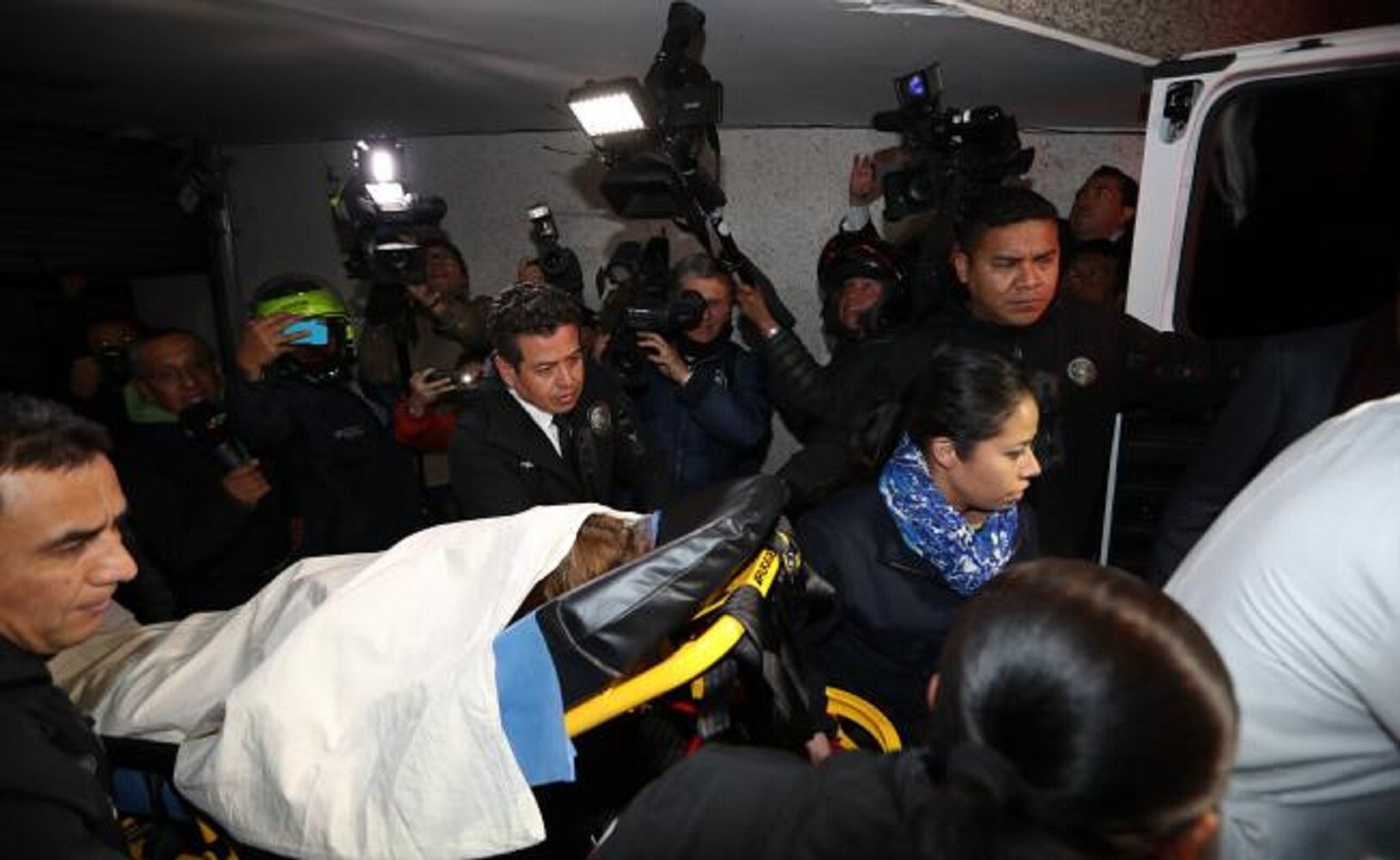 Ordenan retirar a Elba brazalete electrónico