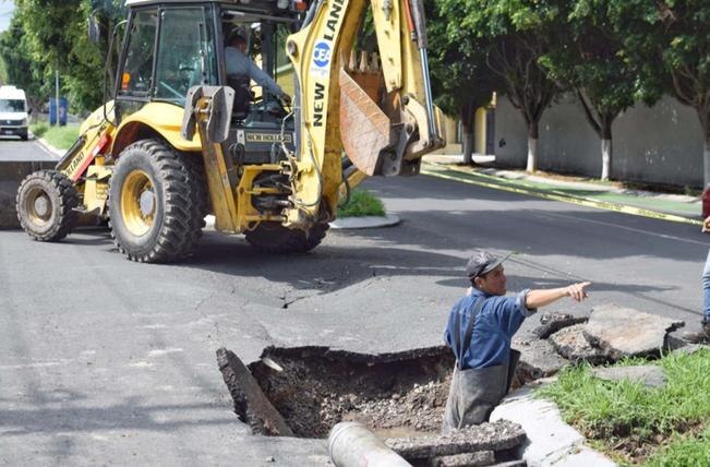 Lluvias dejan socavón e inundación en Peñuelas