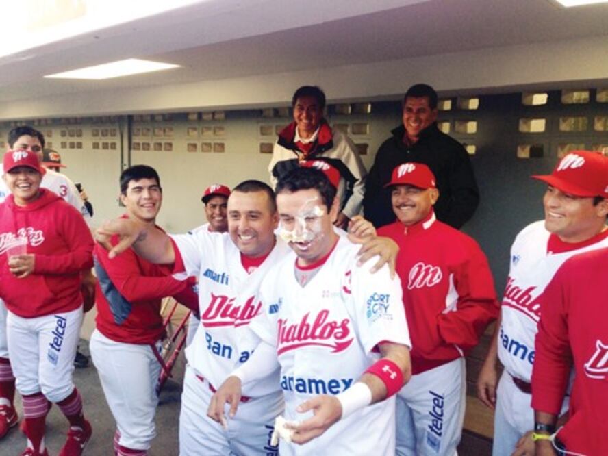  Robles festeja su “cumple”  37 en casa