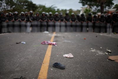 Detienen con violencia a caravana migrante hondureña