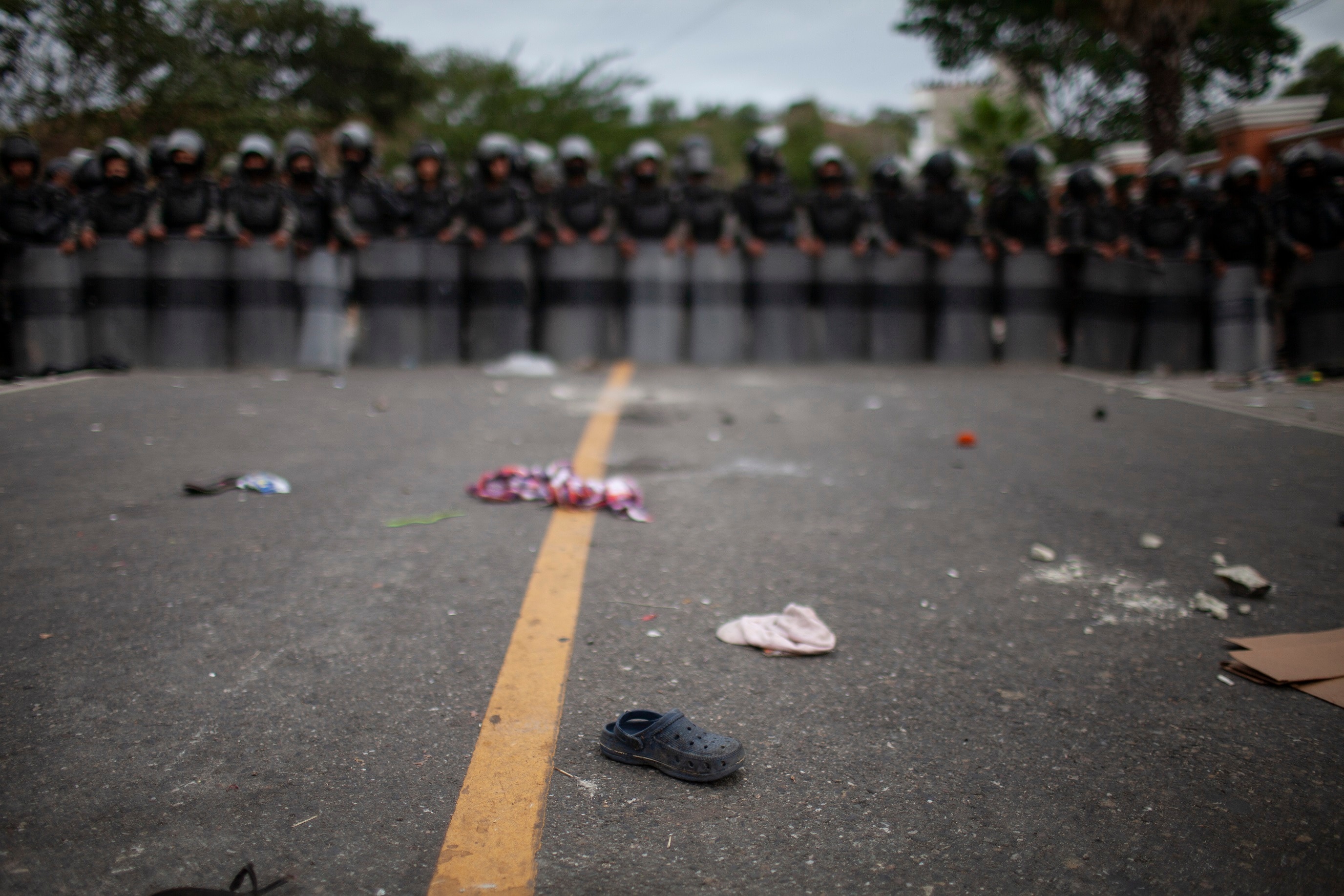 Detienen con violencia a caravana migrante hondureña