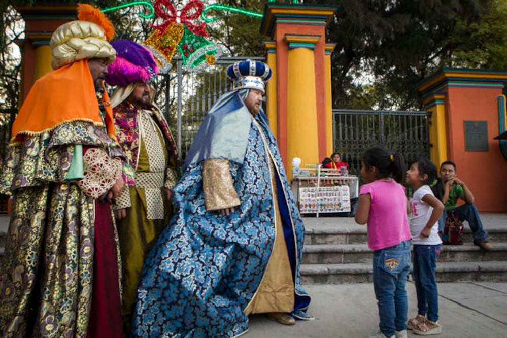 Para hacer más real el disfraz y convencer a los niños, los hermanos Domínguez se dejan crecer la barba y gracias a su edad lo logran (DEMIAN CHÁVEZ)