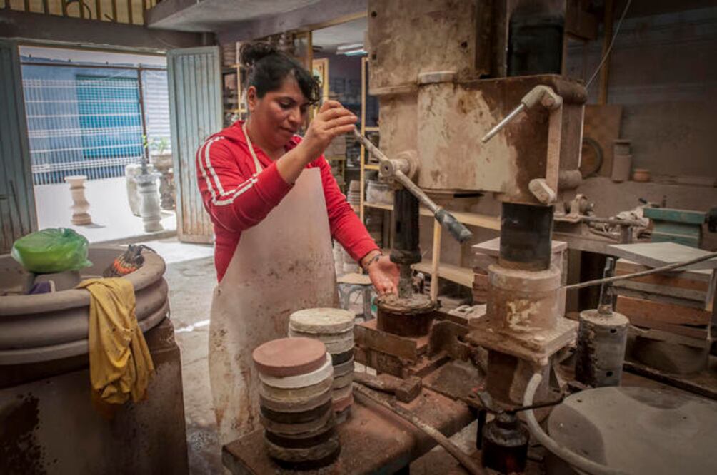 En el taller de Guadalupe y su esposo, ubicado en la comunidad La Ceja, en Humilpan, se emplean cinco personas; tres trabajadores que los apoyan. Su marido desistió de irse a Estados Unidos cuando se metió de lleno a la cantera (RICARDO LUGO)