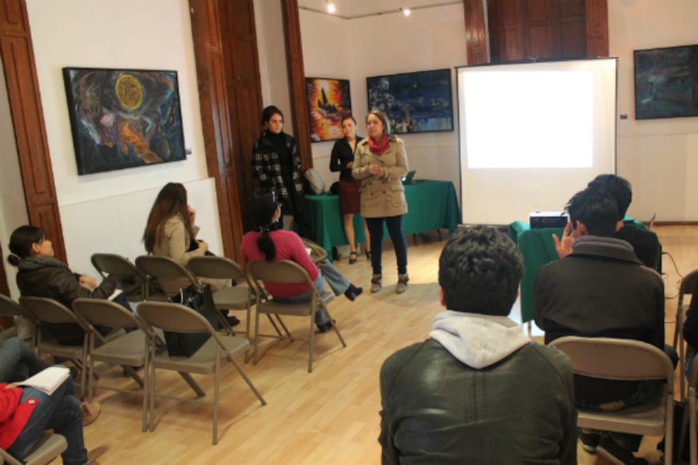 Imparten capacitación en comunicación