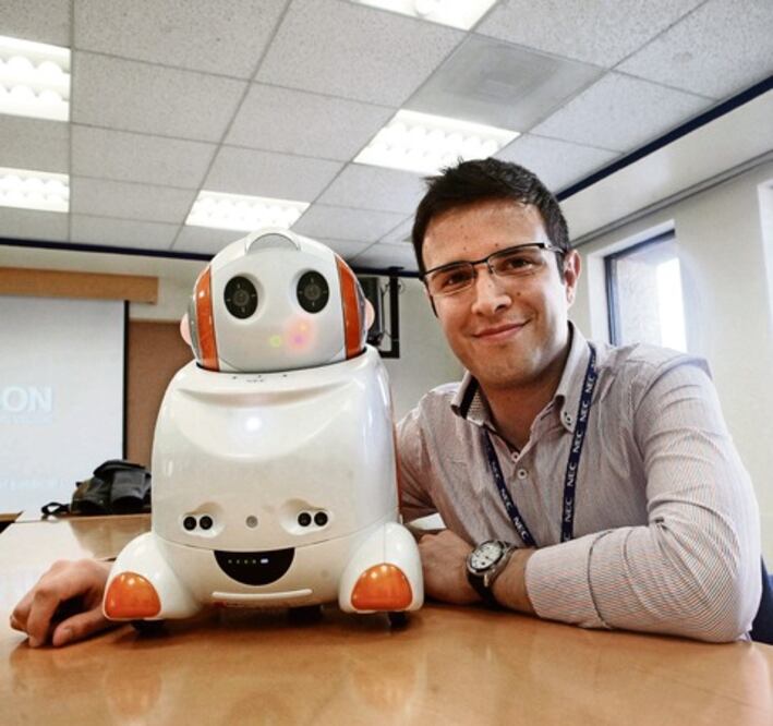 Presentan a PaPeRo, el robot amigable