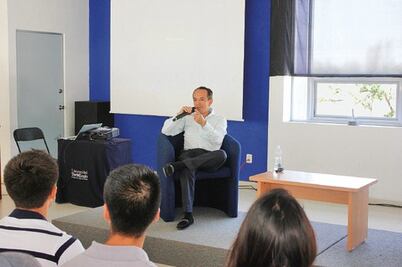 Jóvenes aprenden de expertos