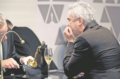 Alfonso Cuarón festeja a ritmo de Juan Gabriel