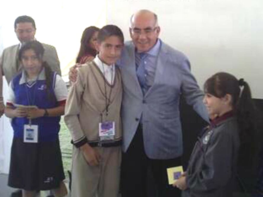 Entregan en Corregidora más de mil becas