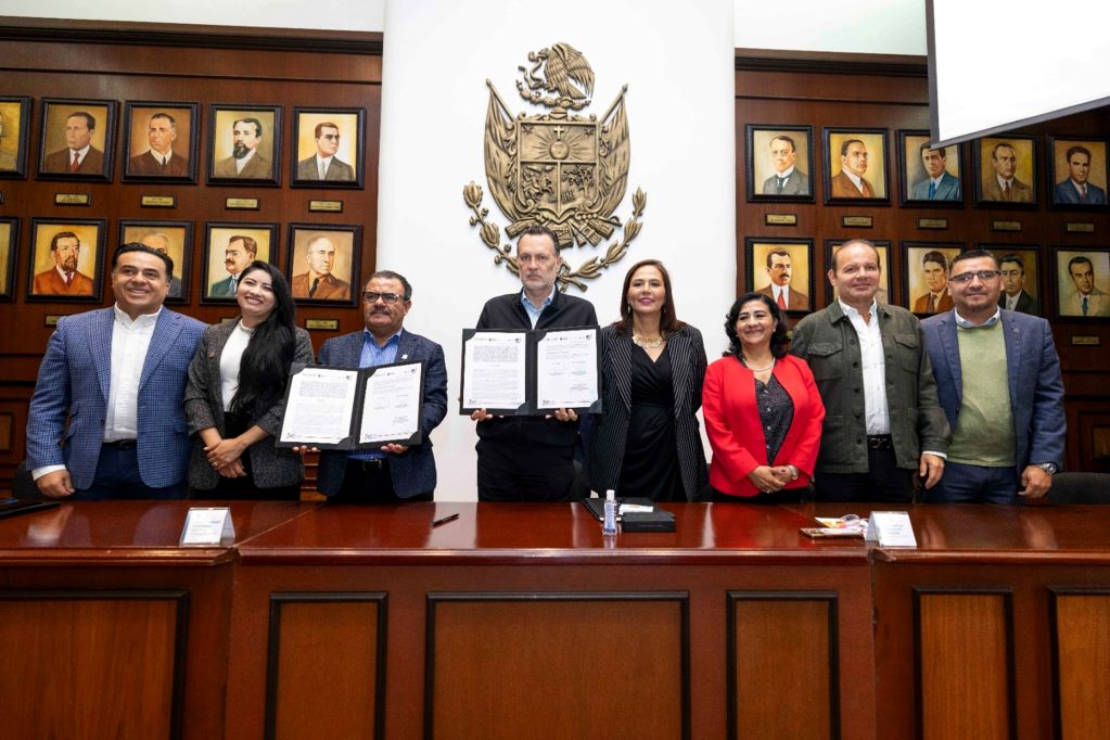 Querétaro firma convenio con el INEA