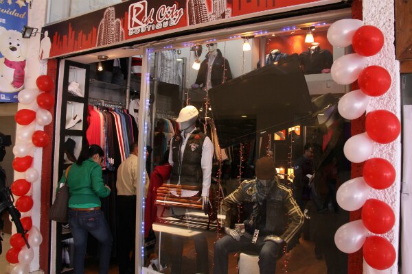 Aseguran ropa apócrifa de comercios