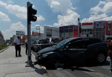 Se impacta contra poste 